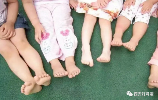西安金牌月嫂-光脚丫&穿袜子丨夏天孩子到底该不该穿袜子